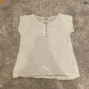 Vit blus - En fin vit blus som bara inte komme till användning lägre, också lite stor står st S men skulle säga mer som en S-M. KATT FINNS I HEMMET!!💗