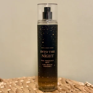 Bath & Body Works Into The Night Fragrance Mist 236 ml - Bath & Body Works Into The Night Fragrance Mist, 236 ml. Påminner mycket om Black Opium från YSL, minus kaffenoten. Givetvis förvarad mörkt och svalt.