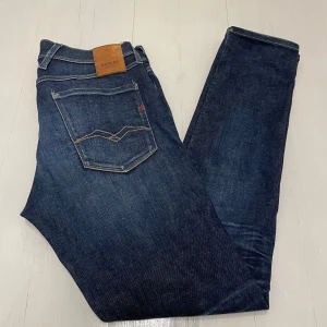Replay jeans anbass - Snygga mörk blåa replay anbass med W33 och L32