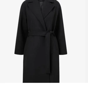 Svart kappa - Säljer denna jätte fina svarta kappa som sitter som en smäck, den är helt ren och fräsch. Säljer pga inte min stil