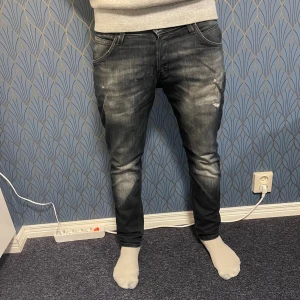 Jack & Jones Slim Glenn - Säljer ett par feta svarta jeans från Jack & Jones i modell Slim Glenn. Storlek 32/30. Pris 449, men kan såklart diskuteras!!