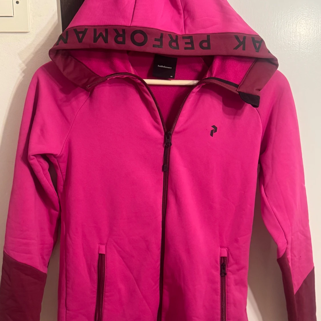 Rosa vindjacka från Peak Performance