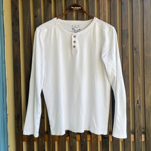 Vit henley från JFK - Vit långarmad henley från J.F.K i bra skick. Inget som tyder på slitage eller användning så kvalitéten talar för sig själv. Passar bra till Medium men även om en större kropp vill ha slim passform. 