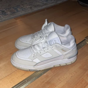 Skor  - Ett par Axel arigato skor som har använts några gånger, är i bra skick, inga skador eller hål 