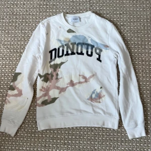 Dondup sweater  - Riktigt snygg dondup sweater. Den har en väldigt unik design med det utspridda cammo mönstret och nät-detalj. Väldigt fin men håller lite på att byta stil. Pris ej hugget i sten så hör av er vid minsta fråga!