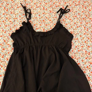 Babydoll topp - Svart babydoll topp från lager 157, den är nästan helt oanvänd. Den sitter jätte bra och är perfekt i längd, passar både M/L💕