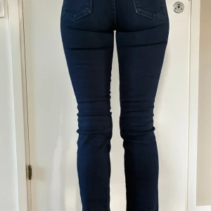 Mörkblå Levi’s jeans 712 Slim - Mörkblå Levi’s jeans med smal passform och klassisk Levi's-stil. 712 slim. Storlek 25/32  Säljer då de är för små för mig. Använda någon enstaka gång, Nytvättade o strukna. Mkt fint skick inga defekter. Nypris 1200kr Rök o djurfritt hem. 