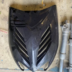 Aerox fram kåpa  - Finns 2 sprickor men man ser dom inte så mycket 