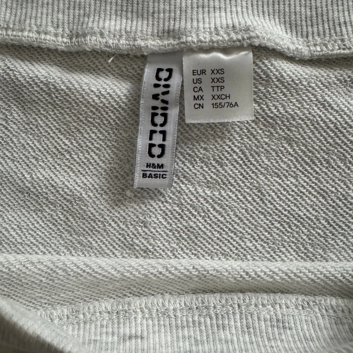 Ljusgrå sweatshirt från H&M Divided - 2