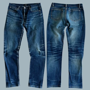 APC Jeans - Sjukt snygga jeans från APC, med sjuka fades. Finns en liten reva vid knät. Längd: 103, midja: 40, fotvidd: 16, lår: 22. Skriv vid funderingar