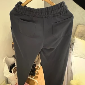 Svarta mjukisbyxor med snörning S - Svarta mjukisbyxor från 151 i storlek S. Byxorna har resår och snörning i midjan, samt stora fickor både fram och bak. Perfekta för chill dagar eller när du vill vara bekväm men ändå se snygg ut.