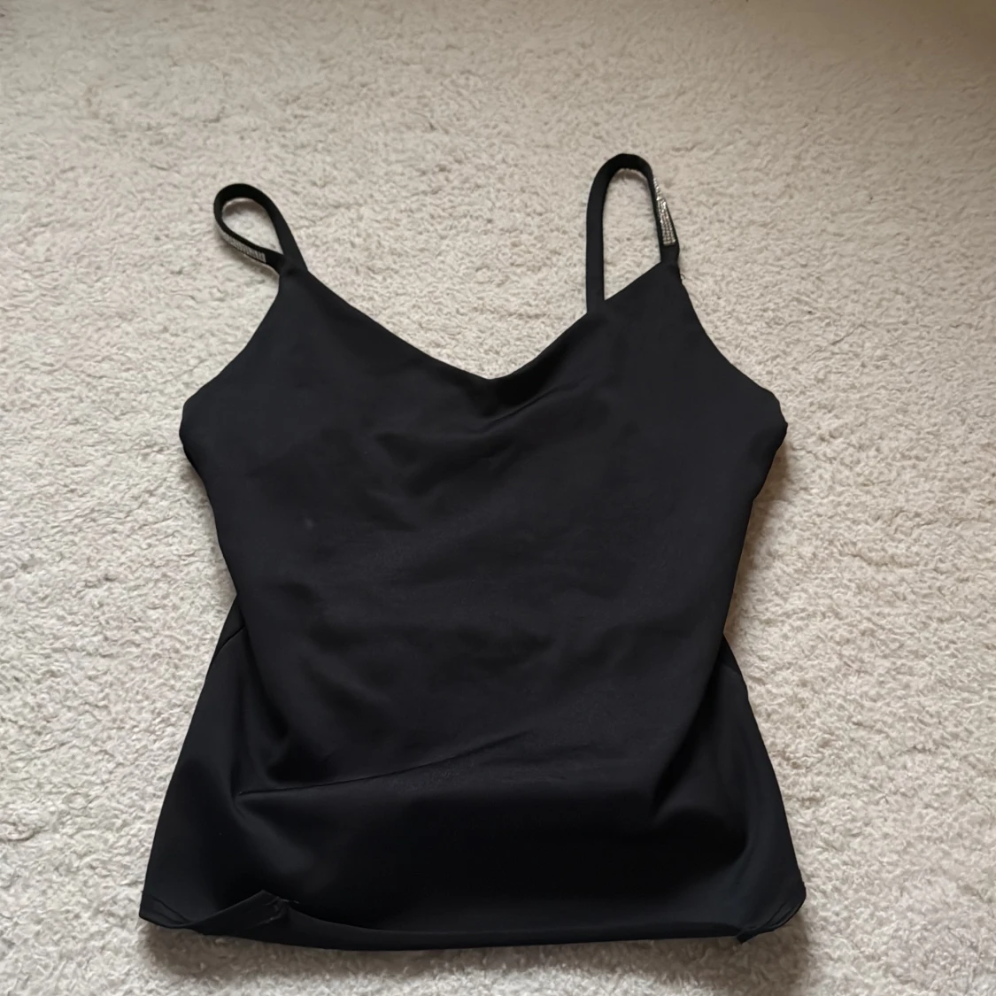 Svart linnetopp med strassband