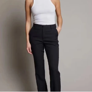 Svarta kostymbyxor Bik Bok - Säljer svarta kostym byxor åt min syrra från bik bok som är utsvängda | Trendiga Stl 34 passar xs | Hör av dig vid frågor | Nypris 500kr