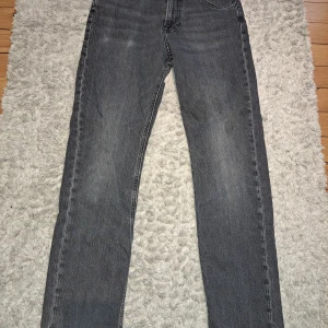 Lee jeans storlek 29/32 - Köpta för 1600kr från 2023, (ett väldigt litet hål nere vid byxbenet som syns på bilden, annars topp skick)