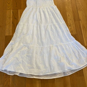 Vit långkjol med broderade blommor - En långkjol, aldrig använda 