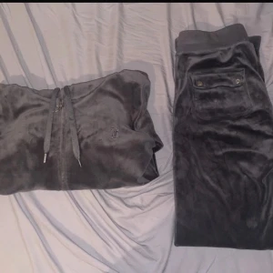 Mörkgrå  Juicy Couture set - Kan skickas egna bilder, har sänkt priset för en liten orsak så skriv om ni är intresserade. Byxan e M men är som en S, tröjan S