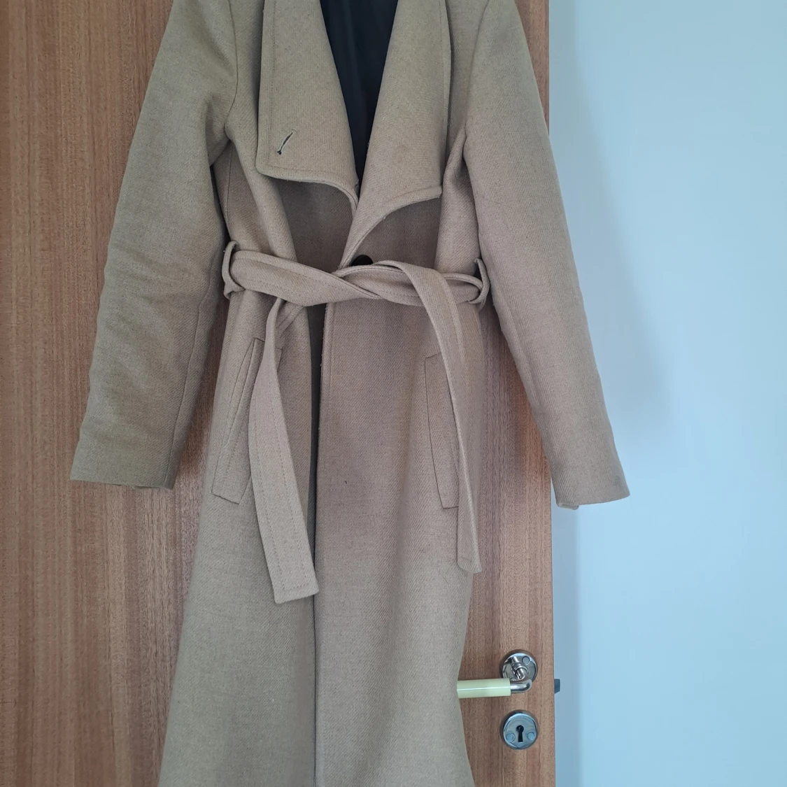 Beige kappa med bälte från MNG - 1