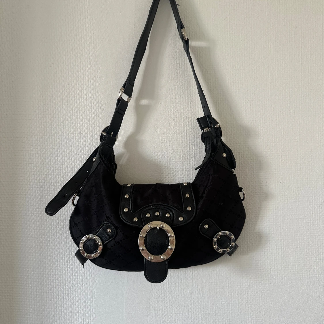 Svart axelväska med stora metalldetaljer - 2