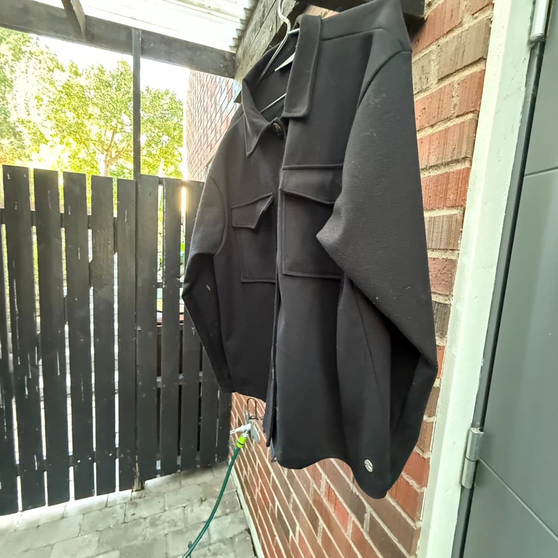 Höstjackan, svart, med två bröstfickor. - 1