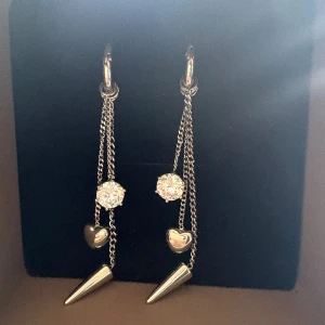 Edblads örhängen - Jätte fina silvriga örhängen från Edblad. Aldrig använda, Nypris 450kr💗