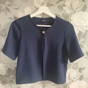 Mörkblå kortärmad tröja Gina Tricot - Super fin "kofta" från Gina tricot endast annvänd 1 gång och i jätte bra skick! ☺️💕
