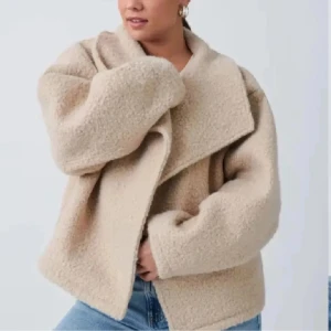 Gina teddy kappa - Mysig teddy kappa Str S. Knappen högst upp saknas men är i bra skick i övrigt. Kontakta gärna om du vill ha fler bilder. Pris kan diskuteras vid snabb affär