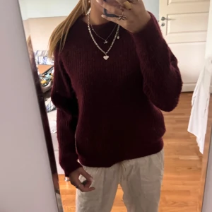 Vinröd stickad tröja ❣️ - Säljer super snygg och höstig vinröd stickat tröja.   Använd några gånger men super fint skick. Tröjans märke är saint tropez 🍂❣️