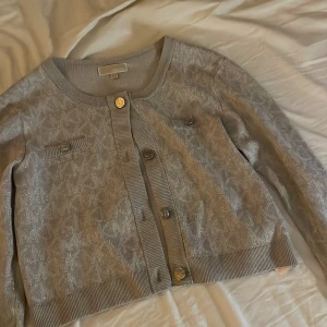 Glittrig silver kofta med knappar - Så söt kofta, har aldrig använt. 