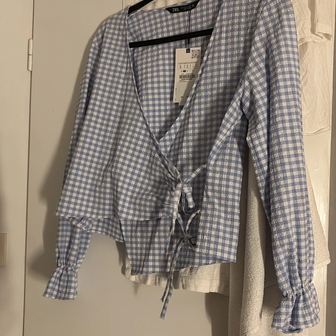 Blåvit rutig omlottblus från Zara