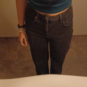Denim Jeans - Svarta raka denim jeans med medelhög midja. Tajta i midjan på mig som är s/m. Inte så mycket använda✨️Det är bara att skriva om man har frågor!😊💖