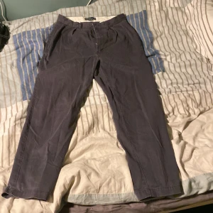 Mörkblå chinos från Polo Ralph Lauren - Säljer ett par mörkblå chinos från Polo Ralph Lauren, modell Andrew Pant. Byxorna är i 100% bomull och har klassisk rak passform med fickor fram och bak.