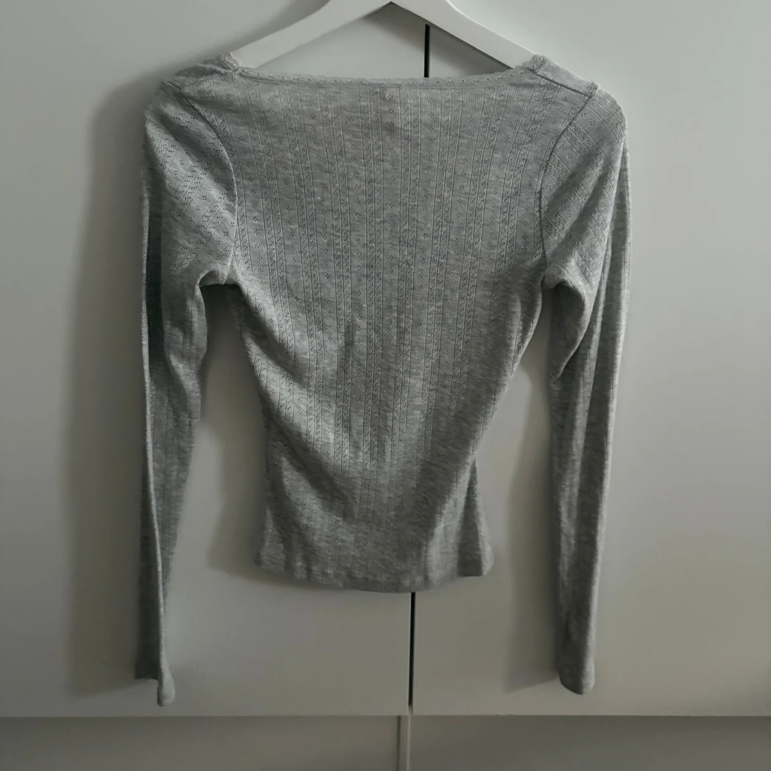 Grå ribbad långärmad topp - 1