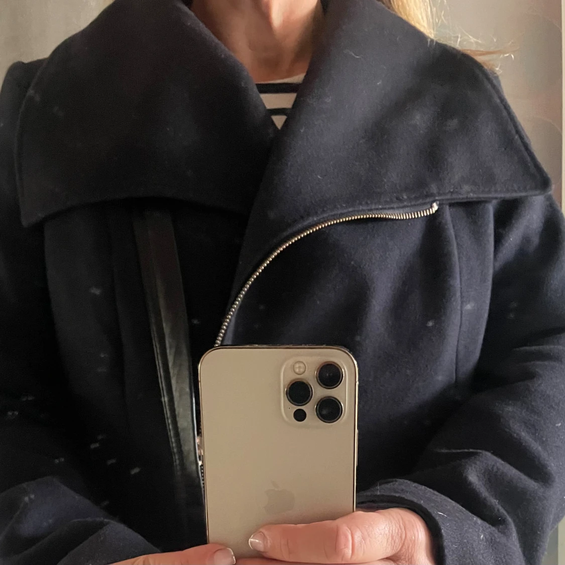 Svart ullkappa med sned dragkedja - 1