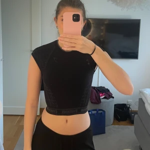 Svart träningstopp - Svart träningstopp med öppen rygg från Gymshark. Strl XS, knappt använd