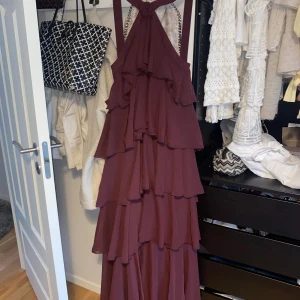 Balklänning veromoda vinröd! - Säljer denna populära balklänningen från VeroModa. Pyttelite smutsig längst ner då den var förlång (kan skicka bild). Endast använd 1 gång. Orginalpris - 1299kr