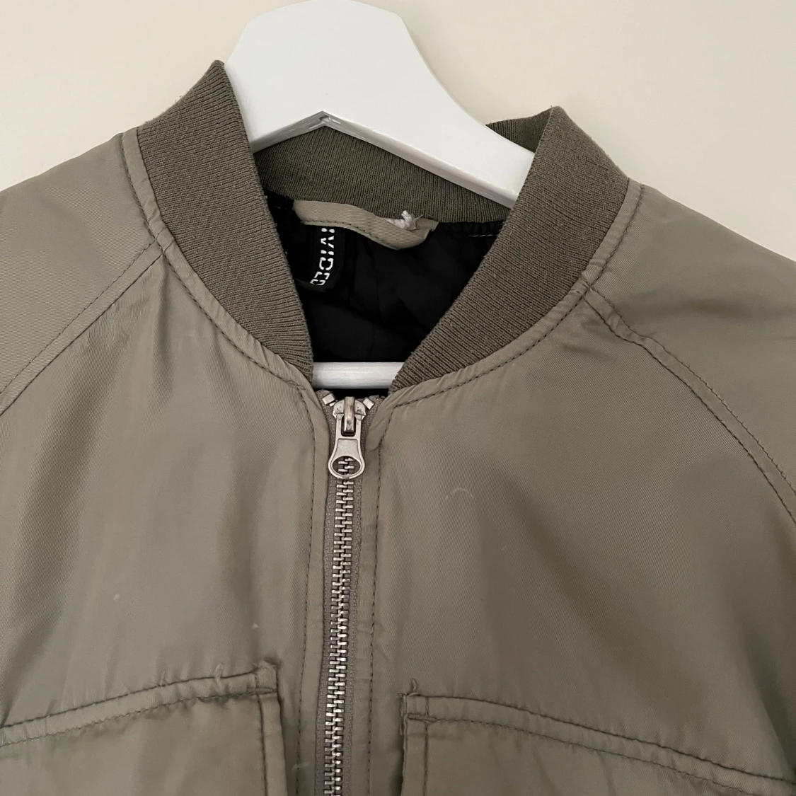 Olivgrön croppad bomberjacka från H&M - 1