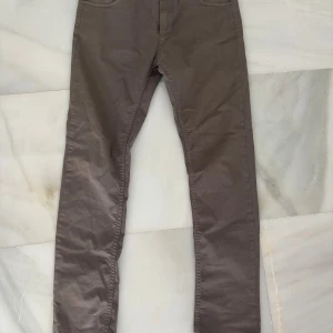 Poème Bohémien jeans - Säljer nu dessa Poème Bohémien jeans i färgen brun, nypris är runt 5000 och storleken är W32, säljs då dem inte längre används av mig! Tveka inte av att höra av dig vid mer frågor.