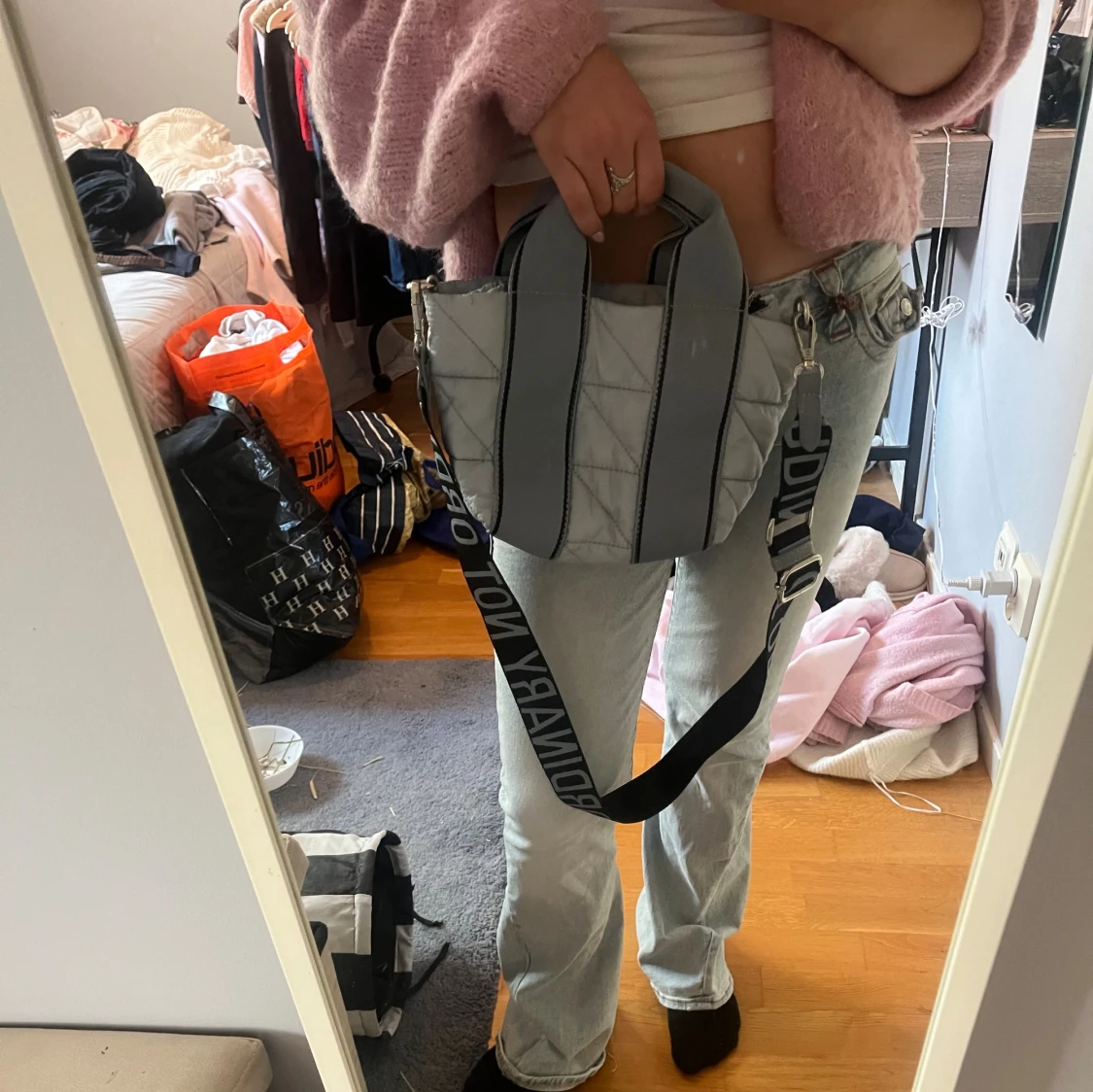 Ljusgrå quiltad axelväska med bred rem - 1