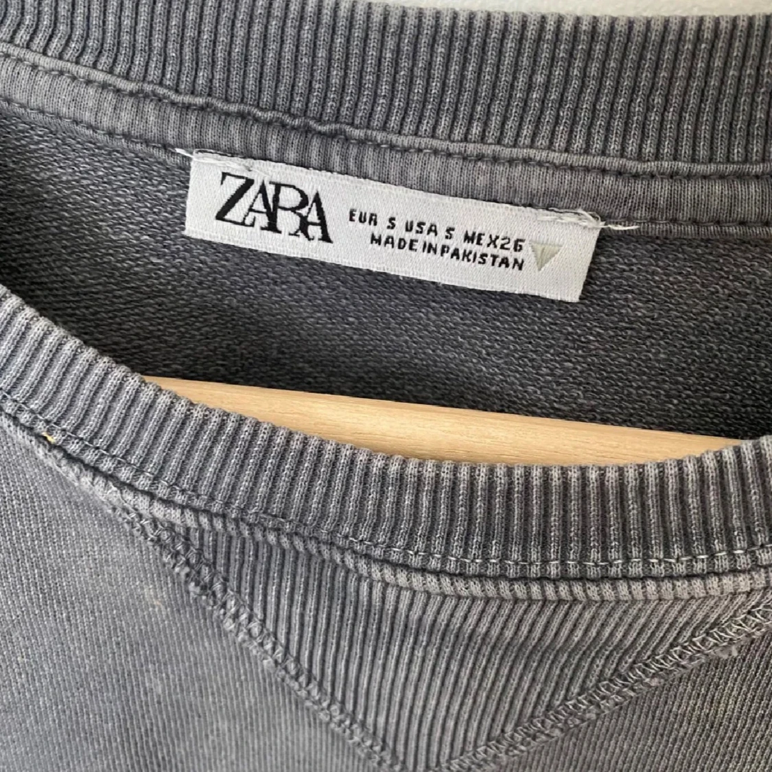 Oversized grå t-shirt från Zara - 2