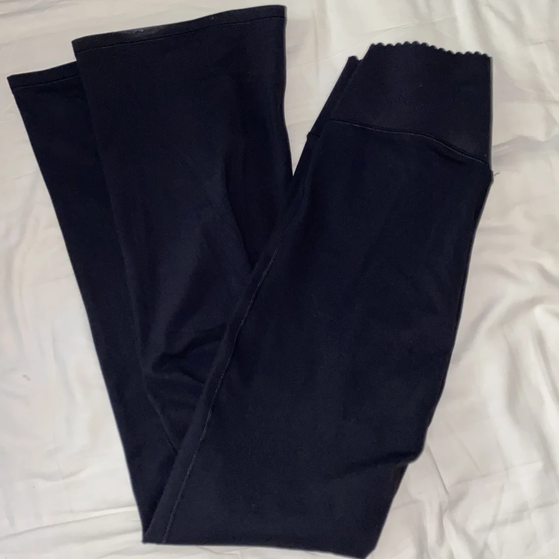 Svarta utsvängda yogaleggings H&M Move - 1