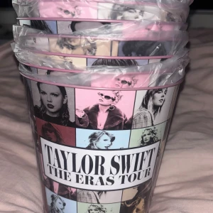 Taylor Swift The Eras Tour Popcorn Bucket - Taylor Swift The Eras Tour popcornhink, 85 oz, från Golden Link. Färgglad design med olika Taylor Swift-eror. Helt nya, oanvända. 60kr styck. 2 st kvar 