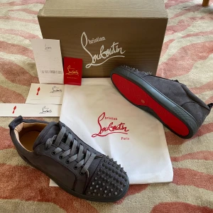  Grå mockaskor med röd sula   -  Grå mockaskor pris kan diskuteras !! 