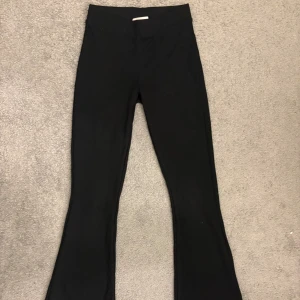 Yogapants  - Jättebekväma och knappt använda ”yogapants” från Gina i strl XS.💓Säljer då dom är lite för korta på mig💓Inga defekter! Nypris 300kr.