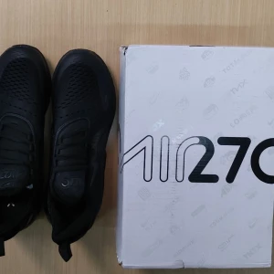 Nike Air Max 270 helsvarta sneakers - Säljer ett par helsvarta Nike Air Max 270 sneakers med snygg, sportig design och stor synlig Air-enhet i hälen. Ovandelen är i mesh och syntet för bra andningsförmåga och komfort. Klassisk snörning och platt sula gör dem perfekta för en streetwear-look. Box ingår ej