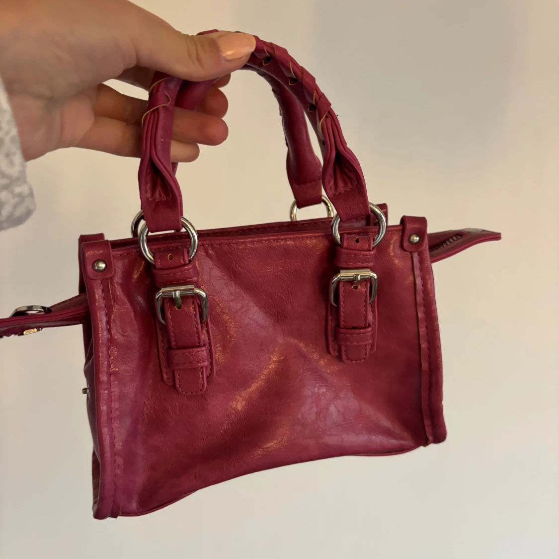 Mörkrosa handväska med detaljer - 1