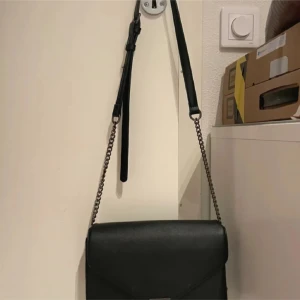 Axelremsväska  - Använd några gånger med fortfarande i bra skick. Dock lite smutsig inuti 