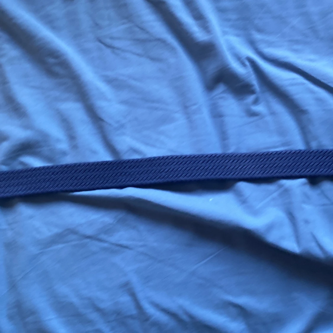 Mörkblått flätat bälte med skinn - 1