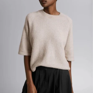 Other stories stickad - Stickad T-shirt i alpacka från other stories, slutsåld. Strl xs och ej använt.