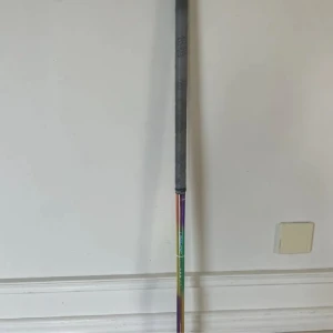 Unicorn PRO 29 Floorball Stick - Unicorn PRO 29 innebandyklubba i regnbågsfärgad finish. Lättviktsmodell med greppvänligt handtag och synligt Unihoc-märke. Klubban ser ut att vara i gott skick med minimalt slitage. Perfekt för både träning och match.