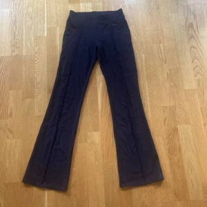 Mörkblå bootcut byxor med pressveck - Svarta kostym byxor från HM i storlek 164💕Mjukt och stretchigt material. Låsasfickor på baksidan. Skriv privat om ni vill ha bilder med byxorna på..😊